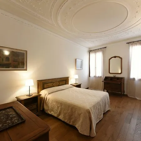 Le Due Corone Bed and Breakfast 3*